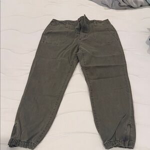 Women's Cropped Jeans in Olive